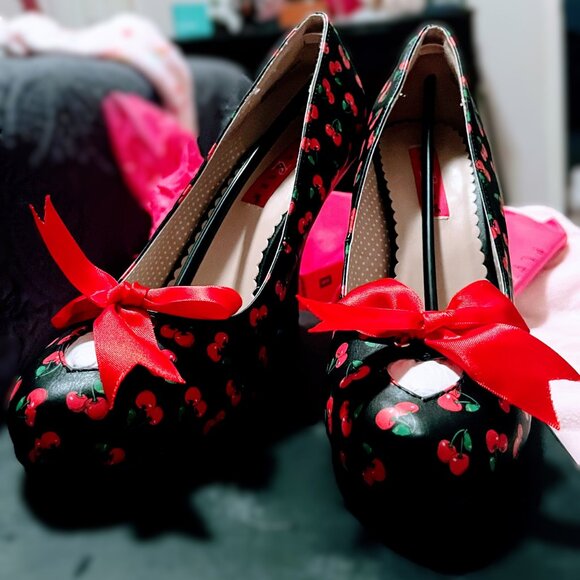 Pleasers PINUP-05 – Black Red Cherry Faux Leather Pleasers Size 11 - Picture 7 of 7